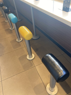 【画像】女性「東京のマックの椅子、キモすぎる…」