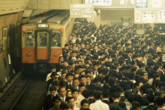 【衝撃】満員電車で双子を抱えて立つ女性に旦那さんらしき男性が取った行動ｗｗｗｗｗｗｗｗｗｗ