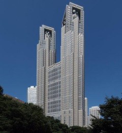 【悲報】都庁前に総勢22名のDJら集結、小池都知事の追悼文取りやめに抗議