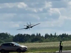 「模型飛行機かと思ったら本物だった」頭上をかすめるスピットファイアの超低空飛行【海外の反応】