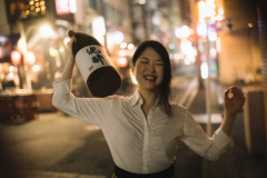 【画像】女の子『お酒を飲むと体が”こんなふう”になる人いる…？』⇒！！！