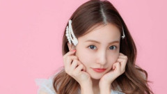 【悲報】板野友美さん、娘をインターナショナルスクールに通わせ、お手伝いさんも英語圏の人なため、日本語が苦手な娘を日本語学校に通わせ始めるｗｗｗ