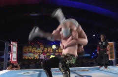 【悲報】 新日本ウルフ･アロンさん(30歳)、ブヨブヨ曲芸プロレスラーになってしまう