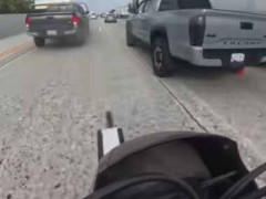 バイク乗りが高速道路を走っていた。ちょっと渋滞している → オレでなきゃ見逃しちゃうね…