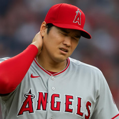 32歳・大谷翔平に「異変」 左膝炎症に続き、首にも違和感を抱えていることが判明… 今季の二刀流復帰は不透明   #MLB |  野球とか怪我するの？