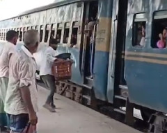 【動画】大荷物を抱えたまま走る電車に乗り込もうとした男性が(((ﾟДﾟ)))