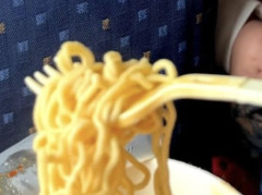 【画像】機内でラーメン食った結果ｗｗｗｗｗｗ