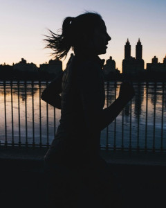 街中を何故かランニングする女いるじゃん