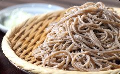 小上がり席のあるお蕎麦屋さんで、揃えて置いておいた靴を蹴飛ばされた。立ち止まったので直すかと思ったら・・・