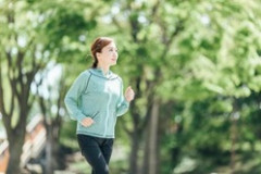 謎の勢力「1日1万歩歩くのは健康に良い」厚生労働省「デマ！膝を痛めて寝たきりになる。やめろ」
