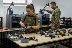 ウクライナ軍、3Dプリンタがドローンを製造、AIロボットが自動運転装甲車に積載し最前線へ！
