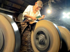 外国人「86歳の日本の鍛冶職人、息子が真似できないナイフを作る！」