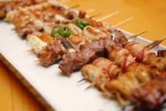 ワイ「あのー、焼き鳥ください」店主「部位は？」ワイ「ぶい…？」