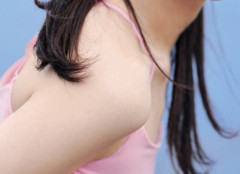 女子高生、自撮りするもミスって隙間からブラチラwwwwww