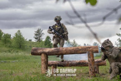 ウクライナ軍空挺兵の気骨はどこで鍛えられるのか？！