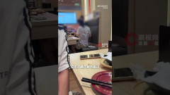 スシロー店舗でテーブル席の客が子どもに小便させる、店員は注意せず「一般の従業員なので制止する権限がない」