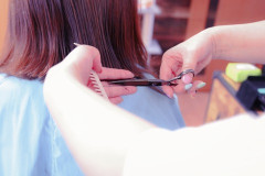 【悲報】1000円カットを利用した女性、とんでもない髪型にされてしまう･･･････････（画像ｱﾘ）
