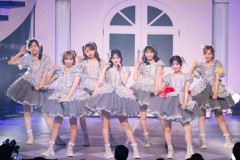 FRUITS ZIPPER、グループ史上最大公演数の全国ホールツアー開幕　新曲「秘密のアティチュード」のMVも公開
