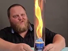 ペプシ缶に青い液体を注いで着火、透明な筒で挟むと炎が竜巻になる【海外の反応】