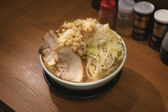 【ラーメン二郎】大盛りを40分かけて食い近所で嘔吐した学生のせいで「とんでもないルール」が爆誕してしまう