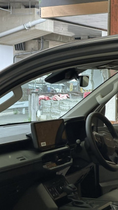 【悲報】車を購入した女の子、フロントガラスがグニャグニャで困惑するｗｗｗｗ