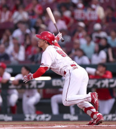 カープ佐藤啓介、田中将大から3号先制ホームラン！打った瞬間の一発で豪快バット投げ！！