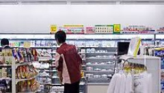 実際自分がコンビニ店員だったとして、毎日くる女の子のこと好きになったらどうするのが正解なん?