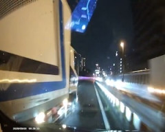 【動画】首都高で暴走トラックに当て逃げされてしまうドラレコ。