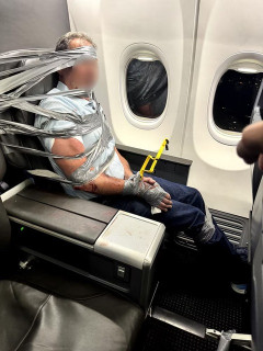 【画像】飛行機の中で大暴れしたオッサン、ガムテープでぐるぐる巻きにされる☠ｗｗｗｗｗｗｗｗｗ