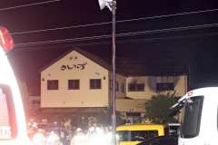 「人が刺された。ガソリンをまいている」とケーキ店から110番,焼け跡から2遺体・3人搬送 岐阜・本巣市