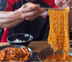 【動画】ラーメンを一口で食い尽くす男、ガチですごいｗｗｗｗｗ