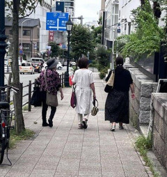 【画像】何故女さんは横に広がって歩いてしまうのか