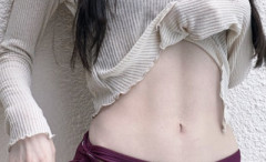 【画像】推定Gカップ以上の女さん、ショルダーバックをかけた結果wwwww