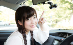 赤信号で停車中に追突された。警察立ち会いのもと、追突したBBAが「目の前で急停止したから止まれなかった」とゴネたんでドラレコを確認してもらったら…