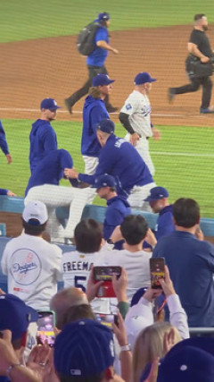 【悲報】大谷翔平さん、1人でベンチの柵を越えられずw w w