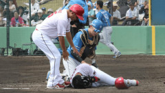 カープ久保修、頭部死球受け緊急搬送。担架で救急車へ