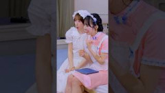 スタッフさんの恋バナを聞く2人
