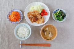 【悲報】X民さん、食事するタトゥー男性さんを冷笑開始ｗｗｗｗｗｗｗｗｗｗ