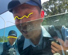 【動画】容姿が似ている？大量のお巡りさんに囲まれて職質を受ける兄ちゃんｗｗｗ