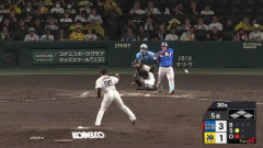 【DeNA】牧秀悟が２試合連続で死球を受ける　ムッとした表情で一塁へ　守備から交代に