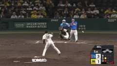 【DeNA】牧秀悟が２試合連続で死球を受ける　ムッとした表情で一塁へ　守備から交代に