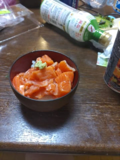 ワイ、深夜から悪魔的サーモン丼を食してしまう