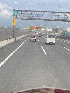【狂気】雨の高速で「屋根を完全撤去したジムニー」が爆走ｗｗｗｗｗｗｗｗ