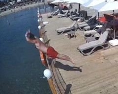 【動画】深さ50センチの海に頭から飛び込んだ男性が亡くなった事故。