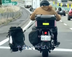 【動画】北海道の道央道でサイドバッグを落としたまま走るバイクが目撃される。