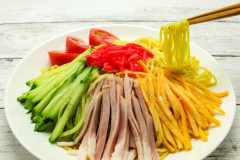 冷やし中華というフェイク料理の悪いところを詰め合わせた料理←これ
