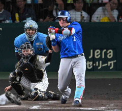 DeNA　牧が死球で激怒　珍しく防具を投げつける　右手付近へ145キロ直撃で甲子園が騒然　いったんは出場も六回の守備から緊急交代