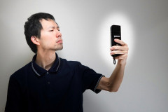 保育園の見学で他のお父さんたちと連絡先を交換したら、その後に飲み会や家族イベントへの誘いが増えてきたんだ。