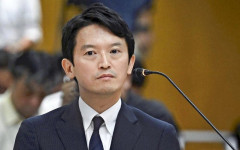 【悲報】兵庫県知事斎藤元彦、たこ焼きの食べ方がキモすぎて炎上ｗｗｗｗｗｗｗｗ