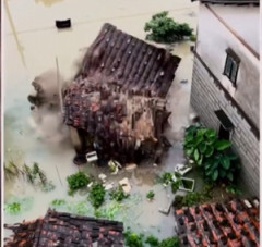 【動画】中国の建物群、台風で豆腐みたいに崩れる・・・